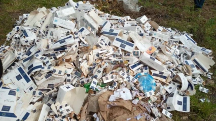 POLLUTION ENVIRONNEMENTALE A PARAKOU : Des paquets de cigarettes avariées déversées en plein air . Des élèves exposés à l’intoxication