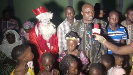 NOËL À PARAKOU : Ousmane Traoré du parti Moele-Bénin inonde les enfants de cadeaux