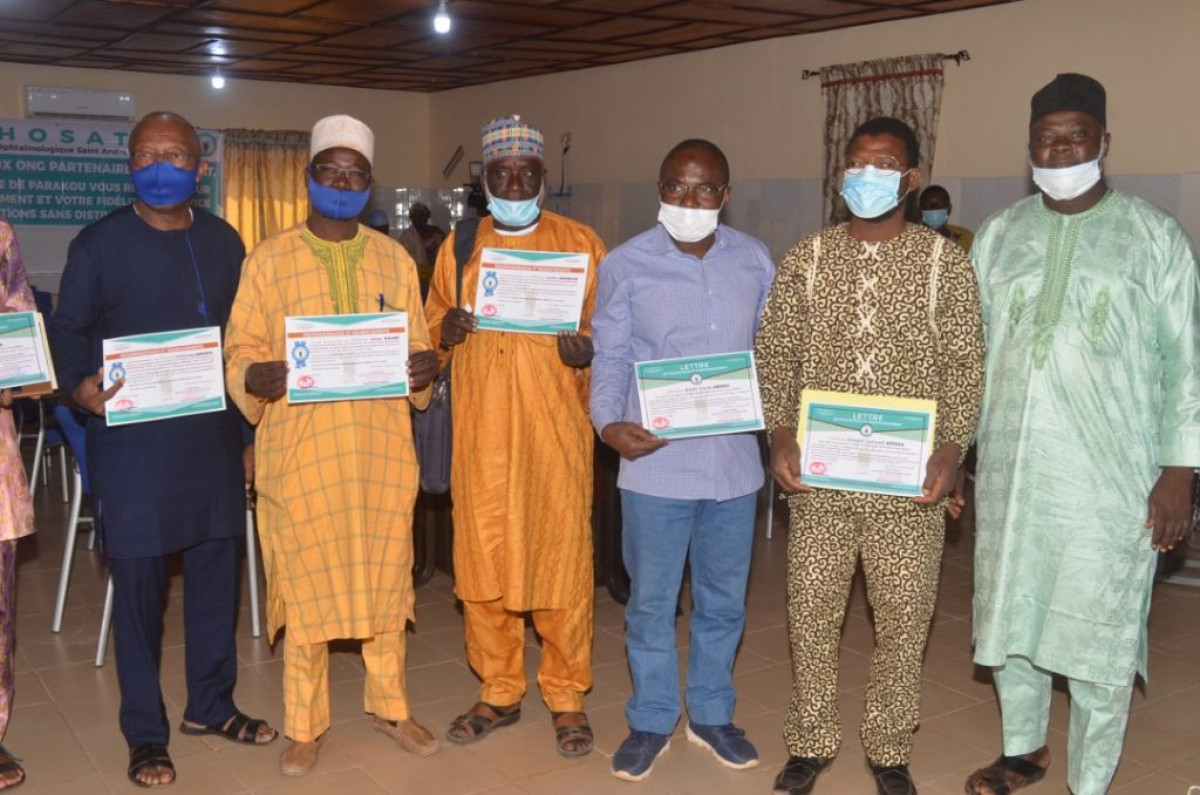 SANTÉ AU BÉNIN : L&rsquo;Hosat fait le bilan de ses activités de l&rsquo;année 2021 . Des Ong partenaires nationales et agents méritants de l’Hosat distingués . Les doléances du directeur Paul Ayemonna aux autorités locales et nationales
