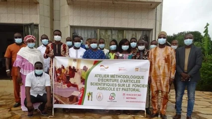 ELABORATION DES DOCUMENTS SCIENTIFIQUES SUR LE FONCIER AU BENIN : Le Laboratoire Société-Environnement renforce la capacité des chercheurs . Le professeur Mohamed Baco en fait une préoccupation