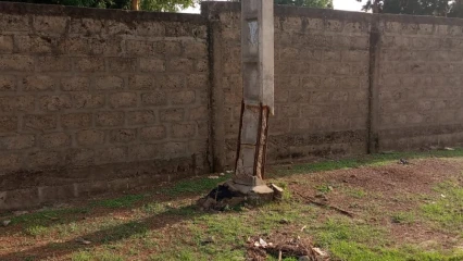 DJOUGOU/ENDOMMAGEMENT DU POTEAU ÉLECTRIQUE À L&rsquo;ENTRÉE DU CEG PARTAGO. :  Les usagers exposés à un vrai danger
