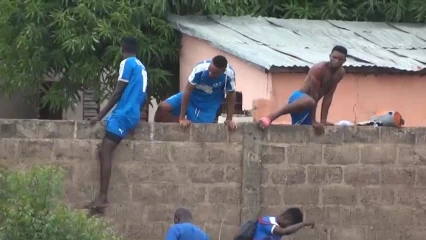 FOOTBALL BENIN / POUR EVITER D’EVENTUELS ’’GRIS GRIS ‘’ DE LEURS ADVERSAIRES, Des joueurs préfèrent escalader le mur du stade