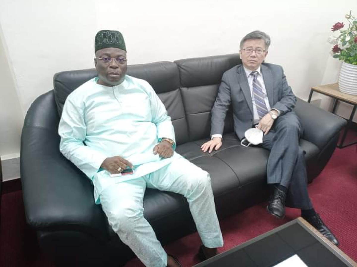 ASSEMBLEE NATIONALE/GRACE AU LEADERSHIP DE L&rsquo;HE RACHIDI GBADAMASSI : L&rsquo;ambassadeur de la Chine fait don de matériels informatiques et roulants