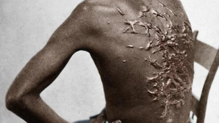 CHRONIQUE DES US ET COUTUMES :  Le dos d’un vrai père !