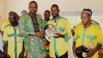 POUR AIDER LES ZÉMIDJANS DE BANIKOARA A SE CONFORMER AUX EXIGENCES DU CODE DE LA ROUTE : L&rsquo;Up le Renouveau à travers Bio Sarako fait don de 200 casques