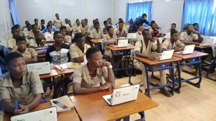 USAGE DU NUMERIQUE DANS L&rsquo;ENSEIGNEMENT SECONDAIRE A PARAKOU : La salle Numérique du Ceg Albarika, comme un outil d&rsquo;éducation et d&rsquo;épanouissement des élèves filles . Les actions du Plan International Bénin à encourager