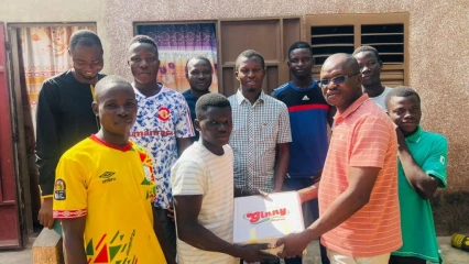 APRÈS LEUR AVOIR OFFERT UN TOIT,  Fakola visite des étudiants de Ouénou les bras chargés