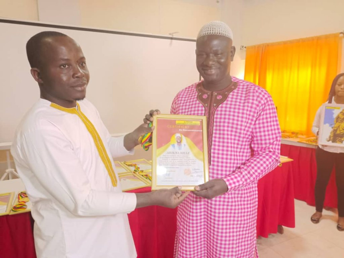 POUR SA CONTRIBUTION AU DÉVELOPPEMENT DE LA VILLE DE PARAKOU : Soulé Arouna du groupe de presse Baruka média distingué par l&rsquo;Ong Ewa Africa