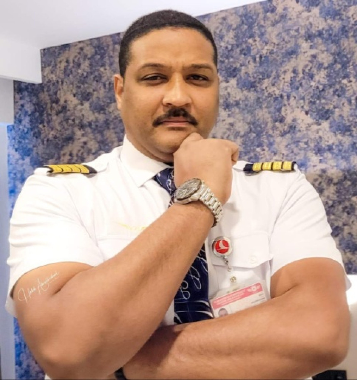 SIGNIFICATION DES COULEURS DE PASSEPORTS : Le pilote de ligne Habib Aboukhedoud apporte des explications