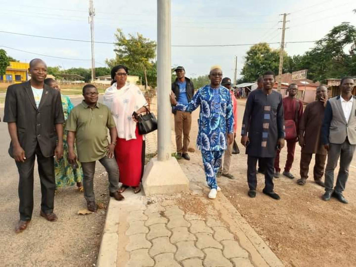 RÉCEPTION DE 45 LAMPADAIRES SOLAIRES A NIKKI : Le conseil communal sort les populations de l&rsquo;obscurité