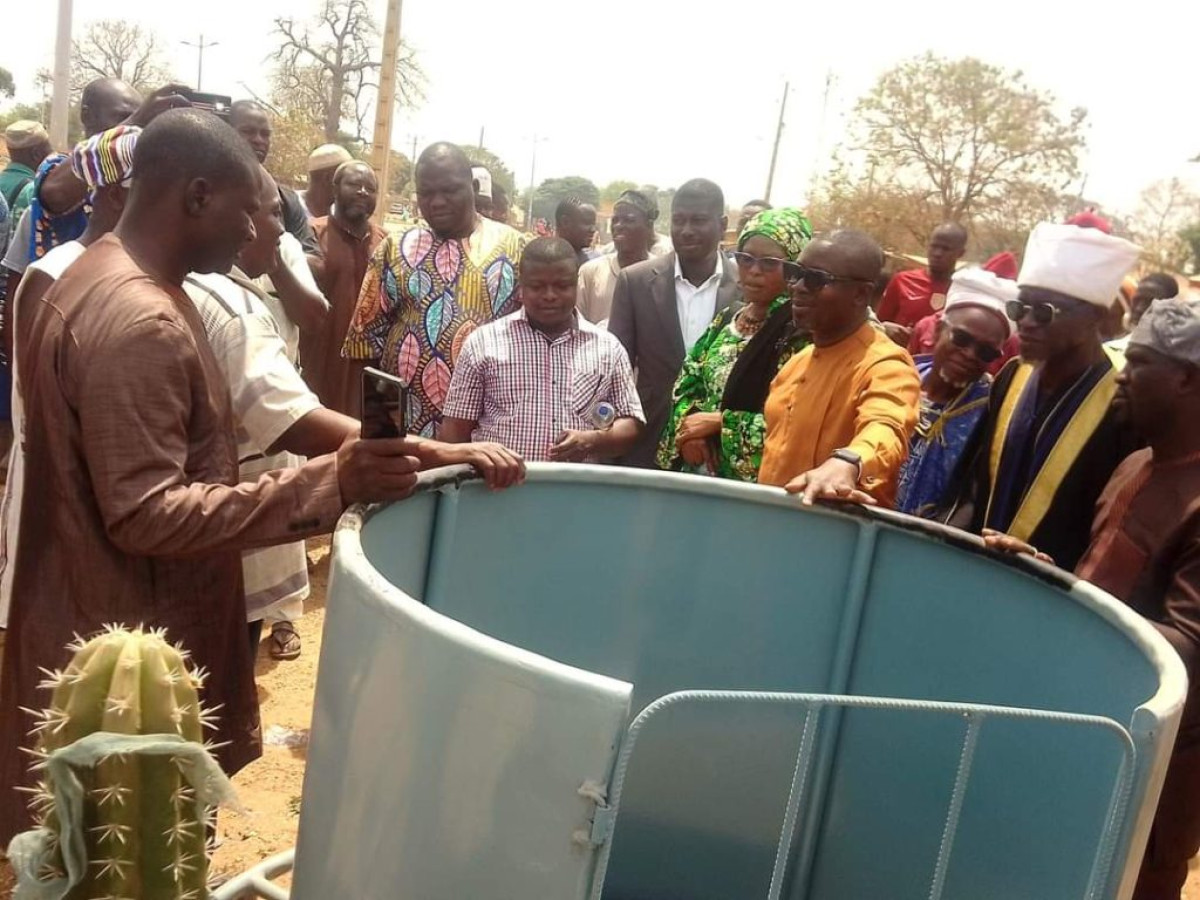 LUTTE CONTRE LE STATIONNEMENT ANARCHIQUE DES CAMIONS GROS PORTEURS À NIKKI : La mairie reçoit des panneaux de signalisation du conseil syndical des chargeurs