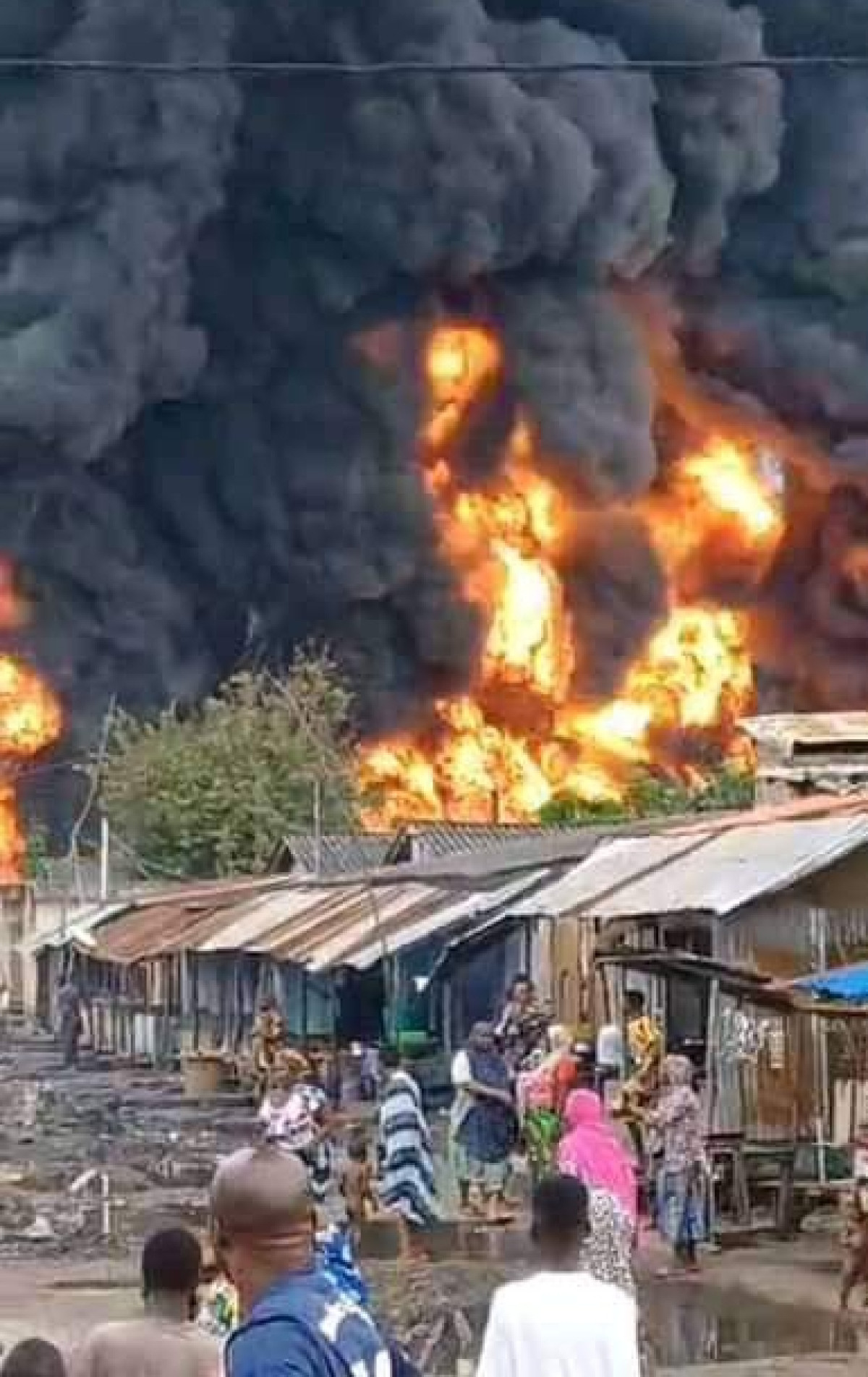 INCENDIE DANS UN DÉPÔT D&rsquo;ESSENCE DE CONTREBANDE À SÈMÈ-KRAKÉ : Le gouvernement s&rsquo;explique ce jour . 34 décès, des blessés et dégâts matériels avaient été enregistrés