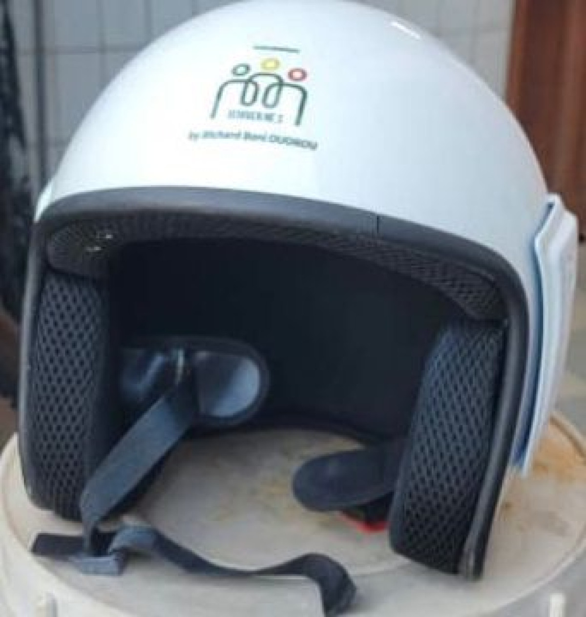 BÉNIN/RÉPRESSION SUR LE PORT DU CASQUE ET SPÉCULATION DU PRIX SUR LE MARCHÉ : Richard Boni Ouorou attire l&rsquo;attention du gouvernement  . Il offre des casques aux Terrien,ne,s