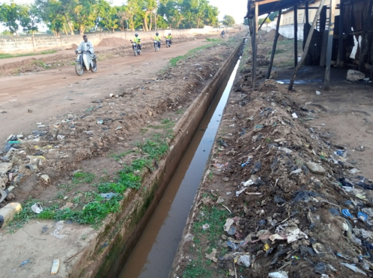 DÉMARRAGE DES GRANDS TRAVAUX DE CURAGE DES CANIVEAUX A PARAKOU : Le maire Inoussa Chabi Zimé passe à l&rsquo;offensive