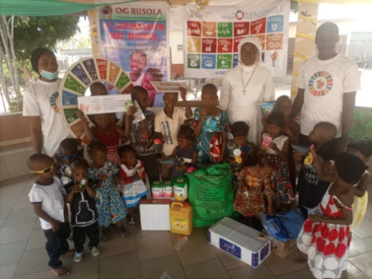 ORPHELINAT SAINTE THERESE DE L&rsquo;ENFANT JESUS DE TCHATCHOU : L&rsquo;Ong Busola et son partenaire Apodd font don de vivres