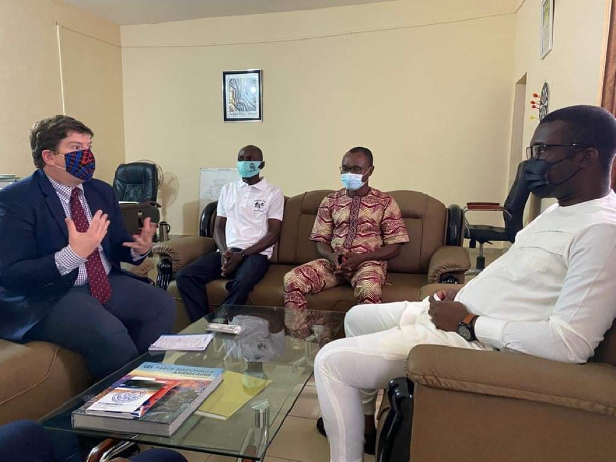 AUDIENCE A LA MAIRIE DE BOUKOMBE : Le maire Aldo Kouagou reçoit l&rsquo;émissaire de l&rsquo;ambassadeur des Etats-Unis