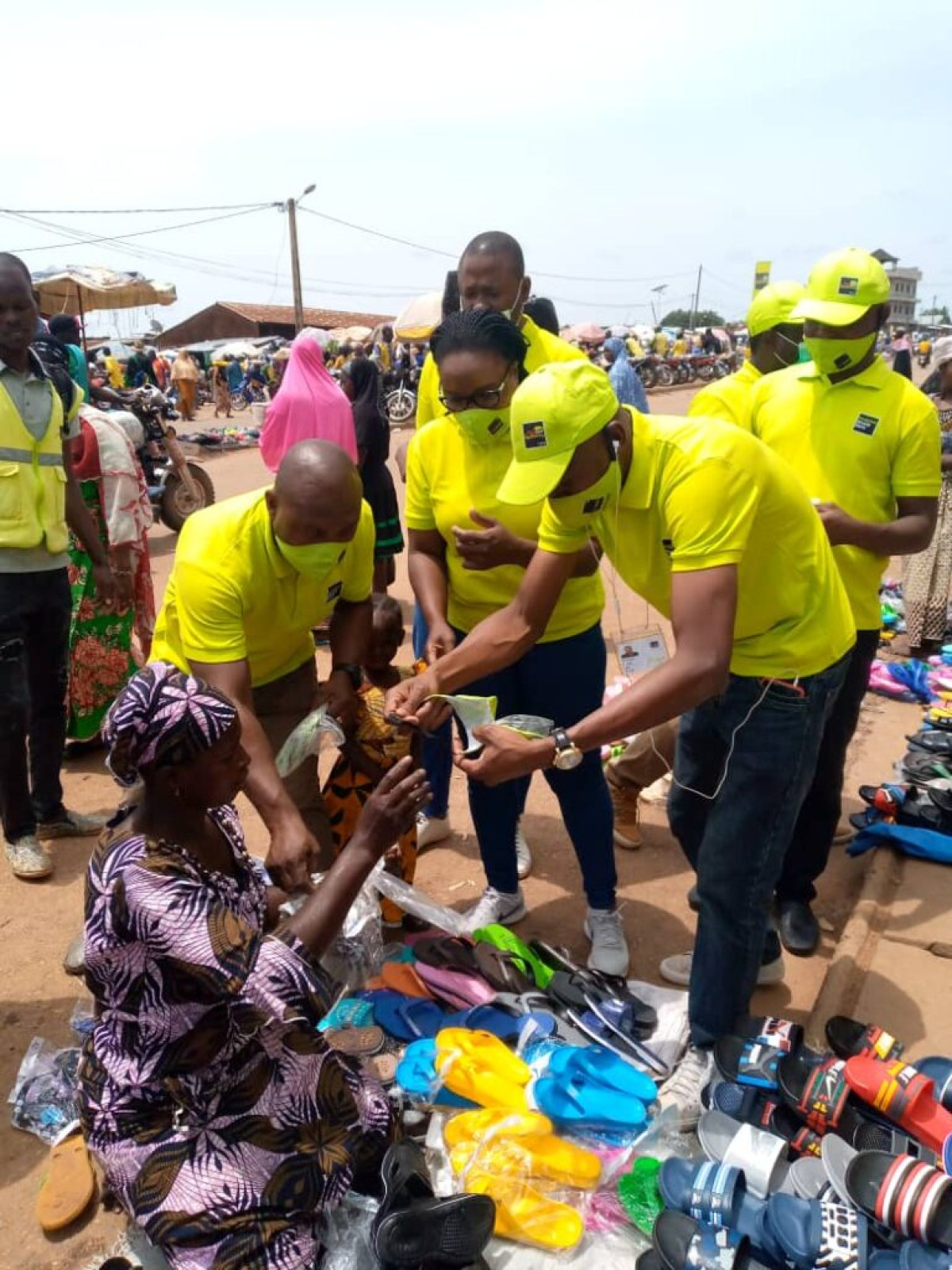 LUTTE CONTRE LA PANDÉMIE DU CORONAVIRUS DANS LA DONGA: Moov Bénin à travers la Fondation Etisalat Bénin distribue des masques aux femmes des marchés de Djougou