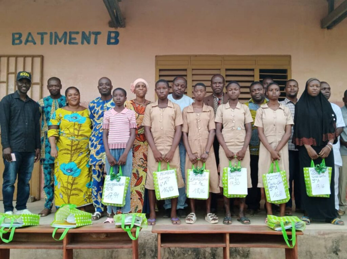 PROMOTION DE L&rsquo;EXCELLENCE EN MILIEU SCOLAIRE À PARAKOU  : Le club d&rsquo;anglais du Ceg Zongo distingue les meilleurs élèves