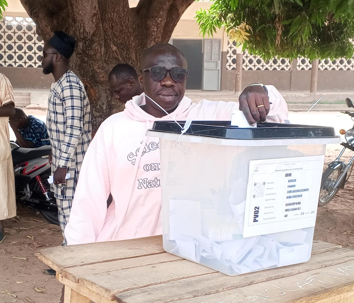 Parakou/Élections municipales et législatives: Dr Abdou Razak Maman a accompli son devoir civique à l’Epp Nima