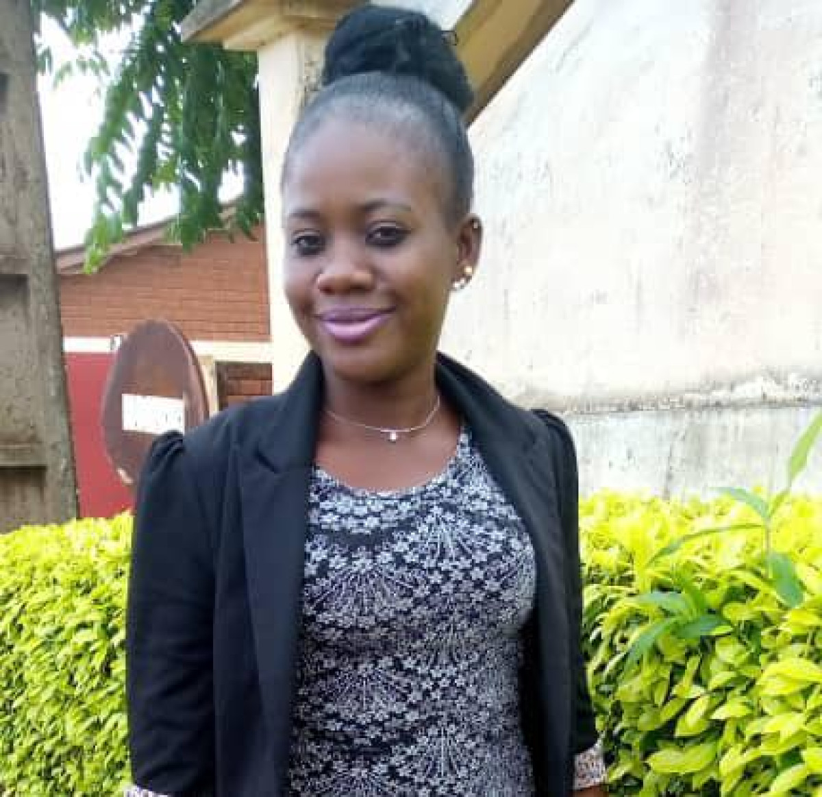 DE L’ENSEIGNEMENT À LA COIFFURE : L’histoire de Mouinatou, l’enseignante devenue coiffeuse