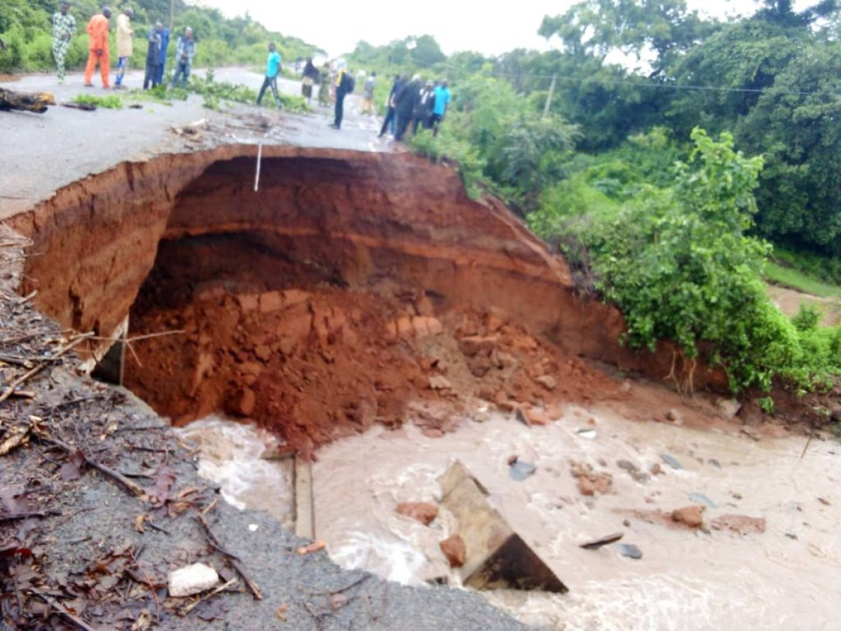 ROUTE INTER-ÉTAT N&rsquo;DALI-NIKKI-TCHIKANDOU : Une grande partie du pont de Kassakpéré a cédé  . Seuls les motocyclistes peuvent se frayer un chemin