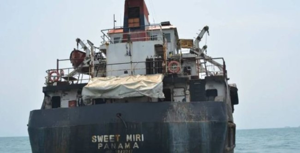 EN PARTANCE POUR LE BÉNIN   :   Un navire transportant du carburant volé intercepté au nigériane