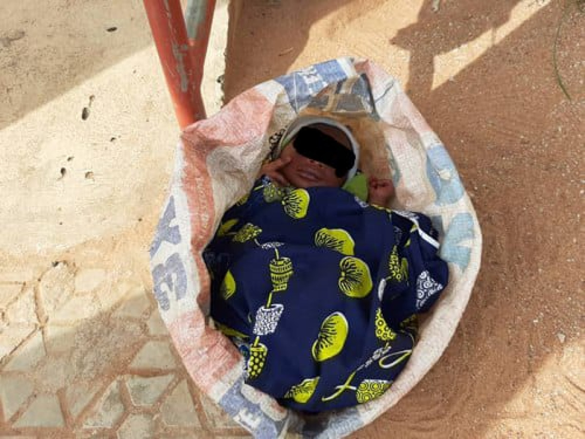 INSOLITE A AKASSATO : Un nouveau né abandonné dans une église