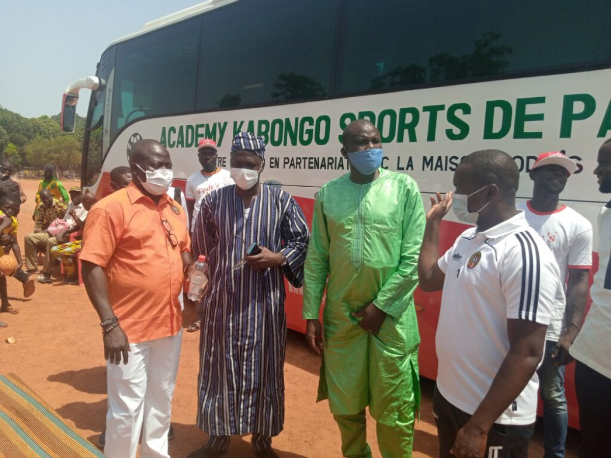 FOOTBALL À PARAKOU : L&rsquo;Académy Kabongo se dote d&rsquo;un bus flambant neuf