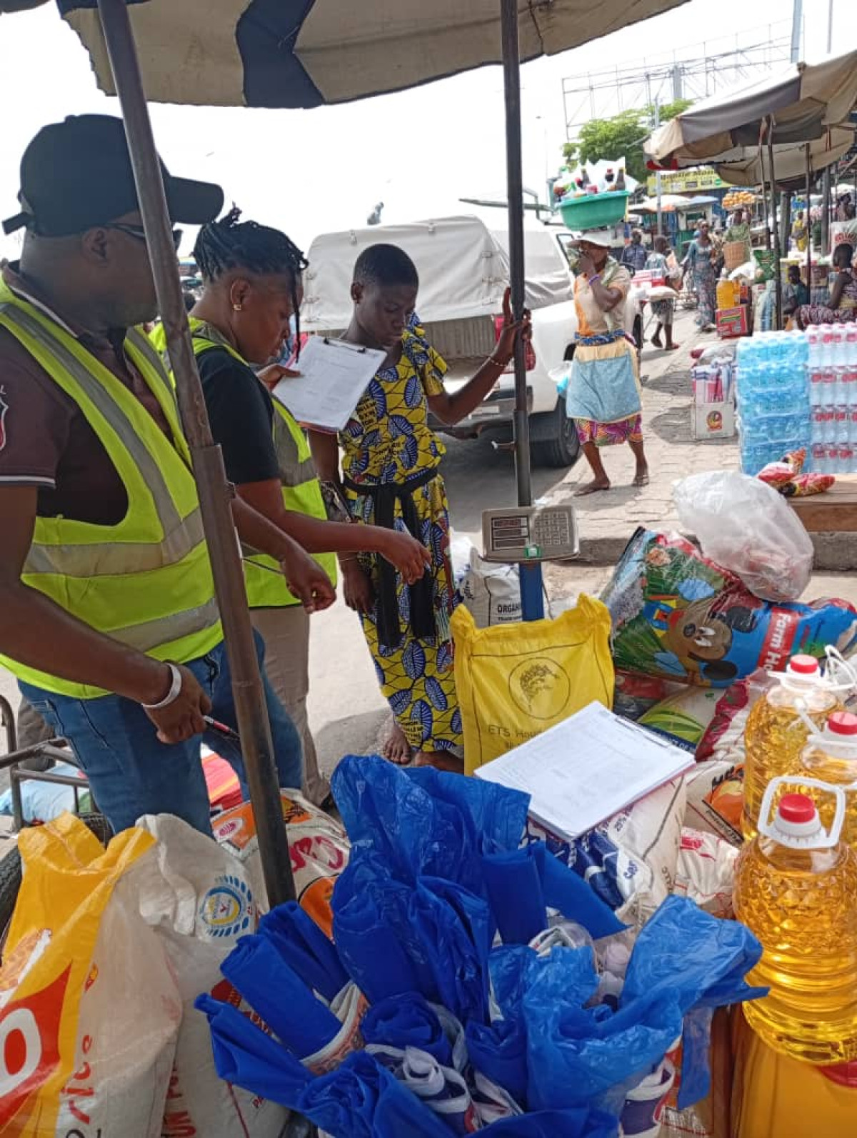 Descente d&rsquo;une équipe de l&rsquo;Anm au marché Gbogbanou à Cotonou: des commerçants proposant des produits en sous-poids épinglés 