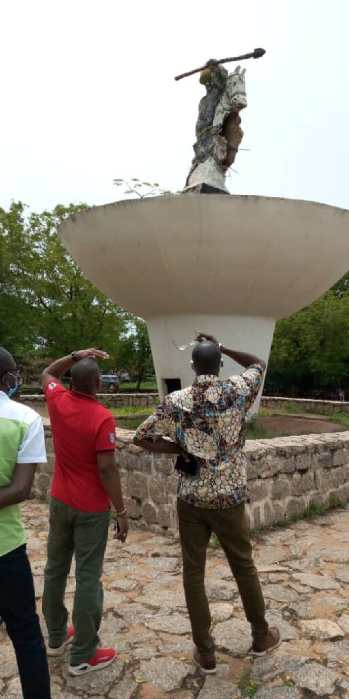 PARAKOU : Le Carrefour Bio Guerra y compris la statue bientôt réfectionné . Le maire Zimé toujours prompt
