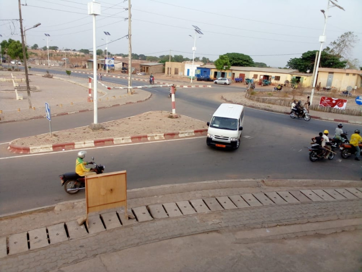 ALERTE : Le limitateur de hauteur du carrefour Daabaaru affaissé  . Gros risque d&rsquo;accident, la mairie doit agir