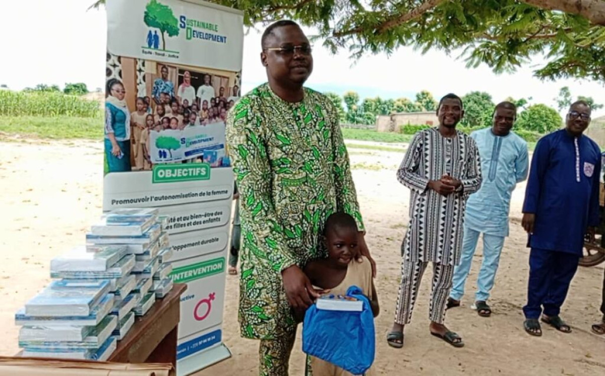 COMMUNE DE BANIKOARA : Sustainable Development Ong fait don de fournitures scolaires