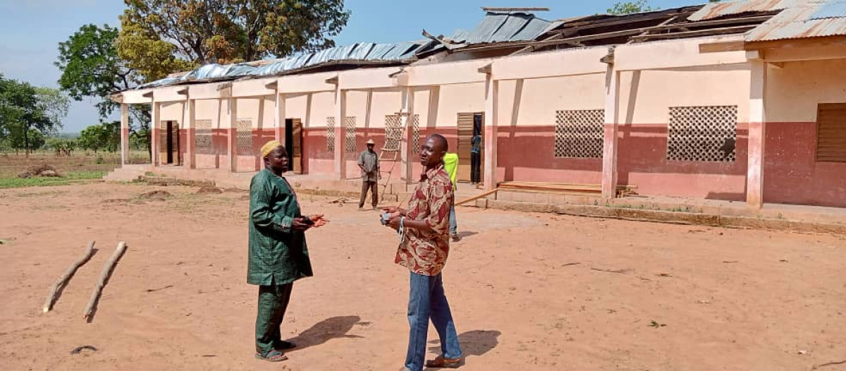 BEMBÉRÉKÉ/FACE AUX DÉGÂTS OCCASIONNÉS PAR LA PLUIE À L&rsquo;EPP KASSAROU : Le Ca Pascal Orou Nikki apporte son soutien financier aux sinistrés . D&rsquo;autres bonnes volontés appelées à faire pareille