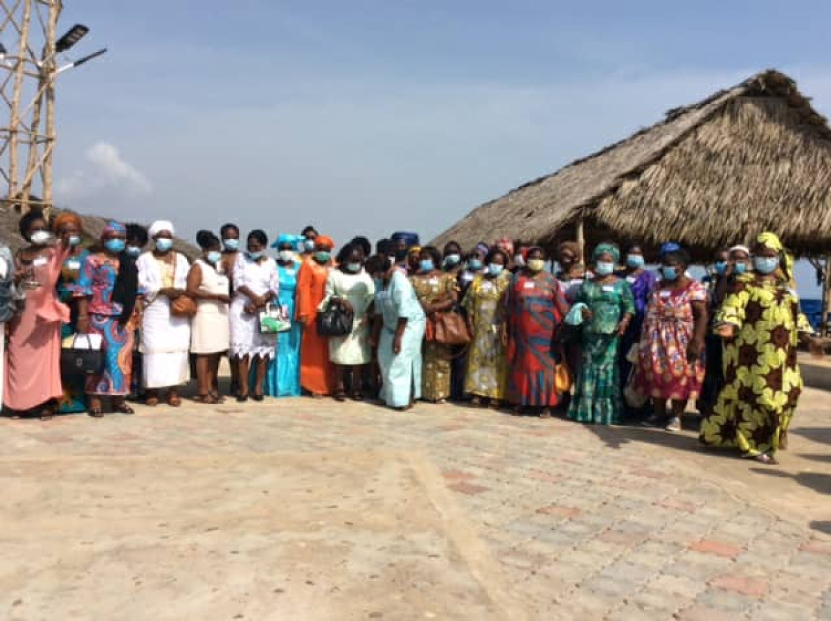 ASSEMBLÉE GÉNÉRALE CONSTITUTIVE DES ANCIENNES ÉLÈVES DU LYCÉE HOUFFON D&rsquo;ABOMEY : Le creuset « Femme, fierté Houffon » porté sur les fonds baptismaux . Philomène Aboudou, présidente élue du creuset