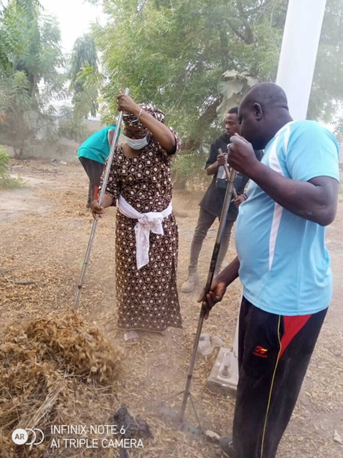 JOURNÉE MENSUELLE DE SALUBRITE A KANDI : Le maire Zinatou Osséini engagée pour l’assainissement de sa commune