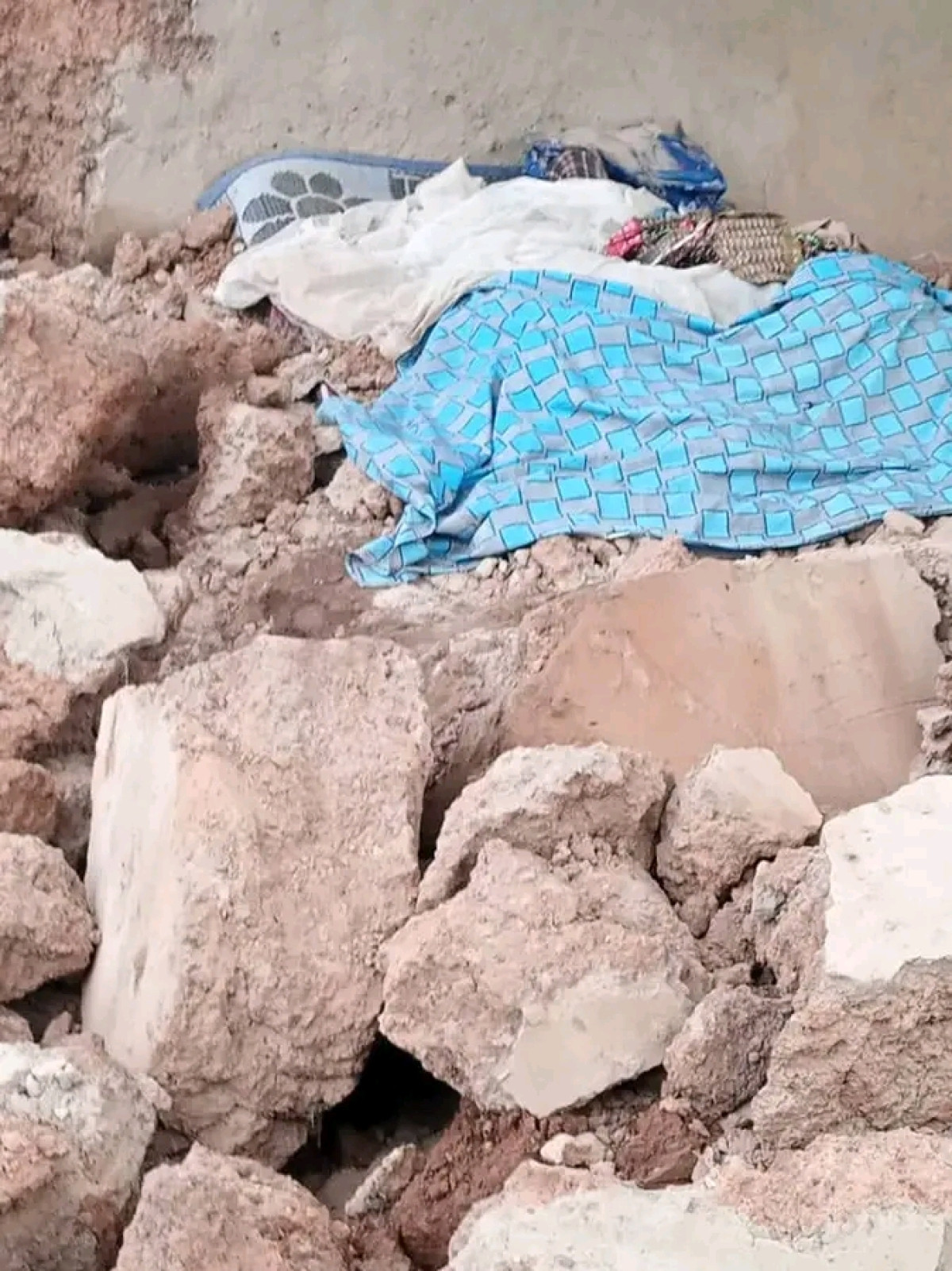 DRAME À NIKKI : Une maison s&rsquo;effondre et fait deux morts