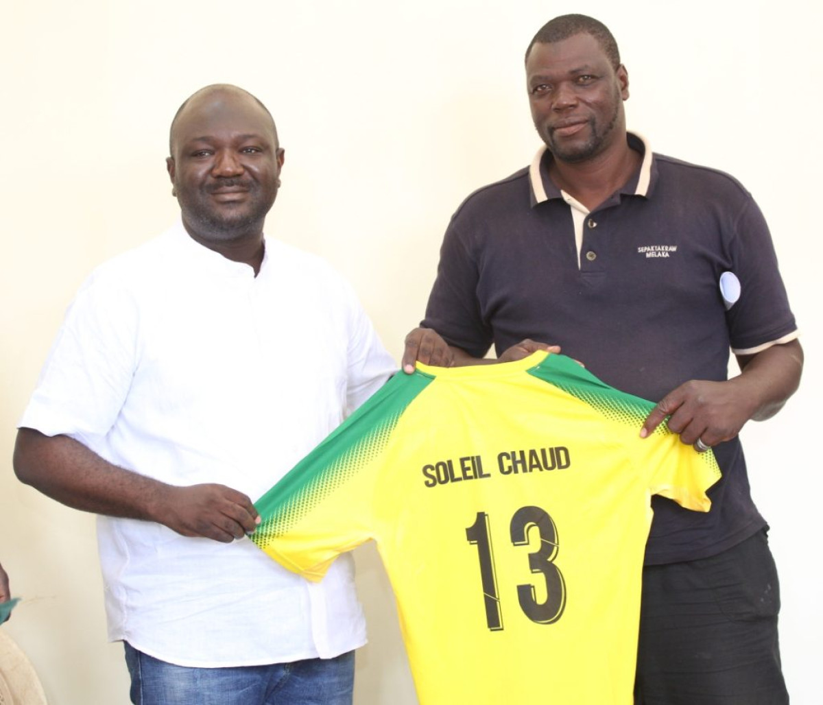 FOOTBALL/ TOURNOI BCC À NIKKI : Les équipes participantes ont reçu des jeux de maillots