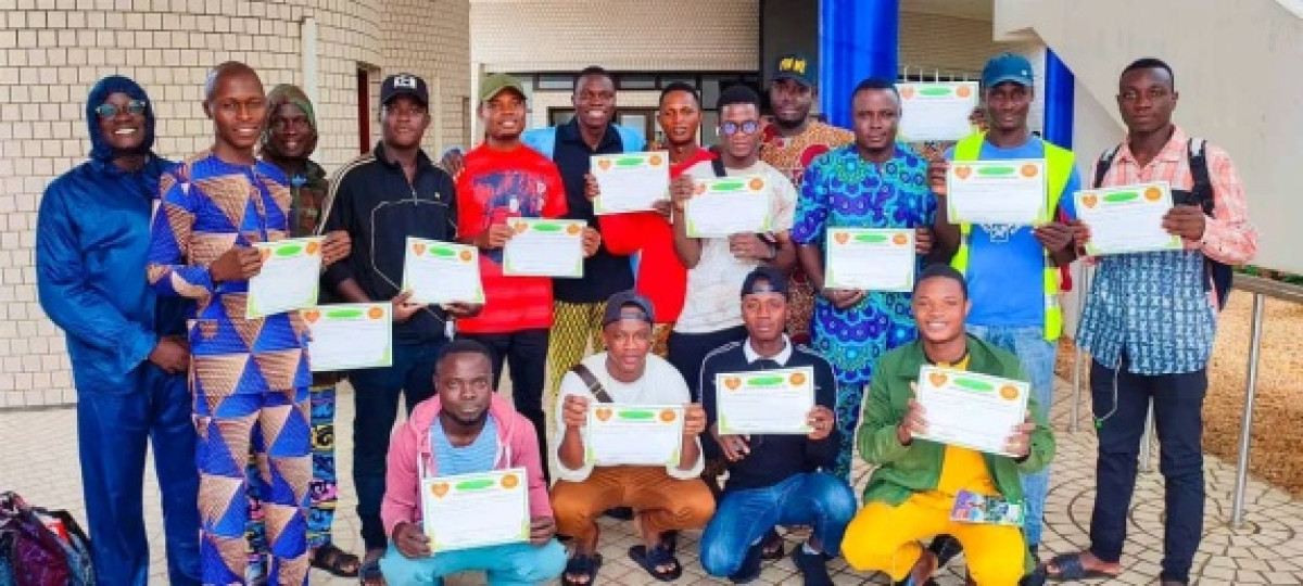 BÉNIN :  Un artiste distribue des attestations à ses supers fans