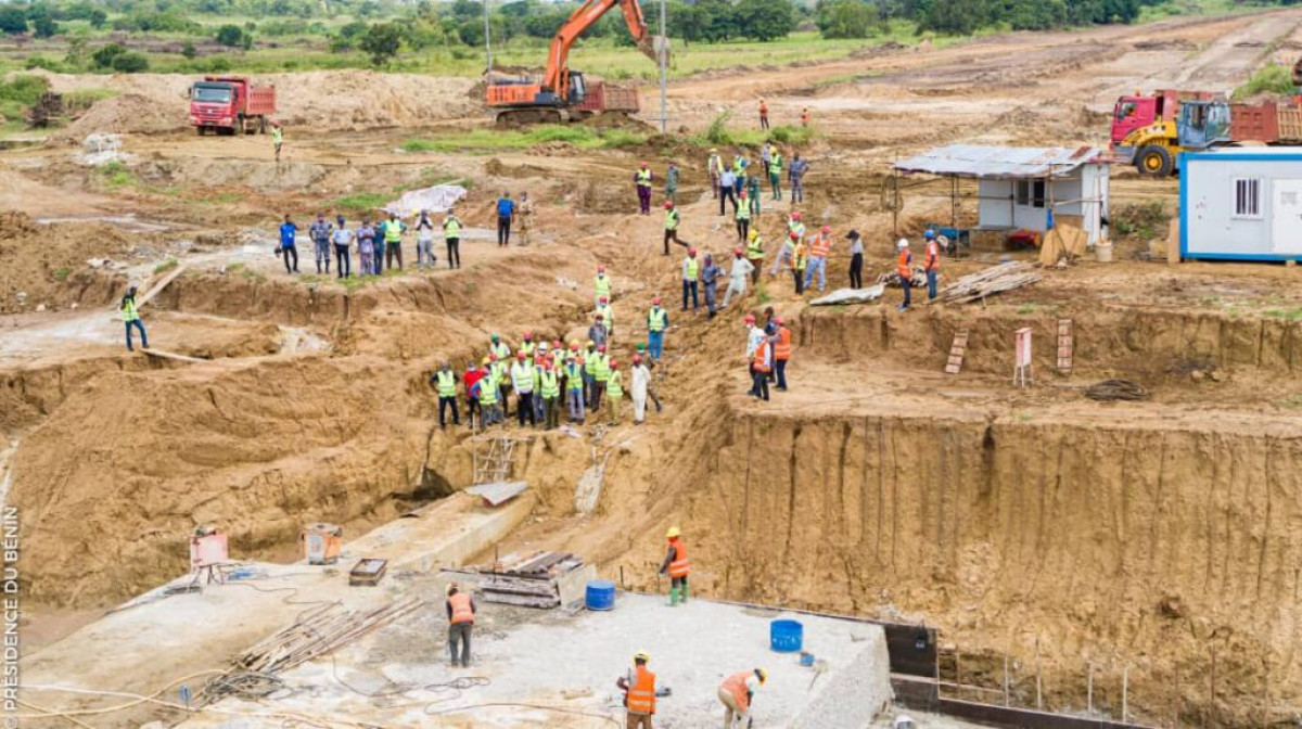 PROJET DE RENFORCEMENT DU SYSTÈME D&rsquo;ALIMENTATION EN EAU POTABLE DANS LES COLLINES : Le ministre Adambi constate l&rsquo;évolution des travaux