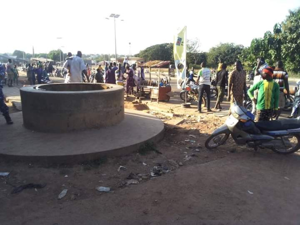 DÉCOUVERTE MACABRE À NIKKI : Le corps en putréfaction d&rsquo;un homme repêché dans un puits