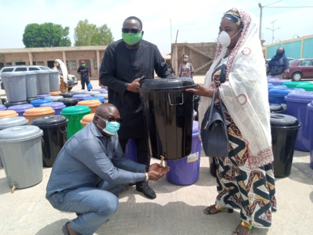 OPERATION DE DISTRIBUTION DE MASQUES ET DE DISPOSITIFS DE LAVAGE DES MAINS À PARAKOU : Toko, Adambi et Gbadamassi donnent un coup de poing au Covid-19 . L’artisanat local promu