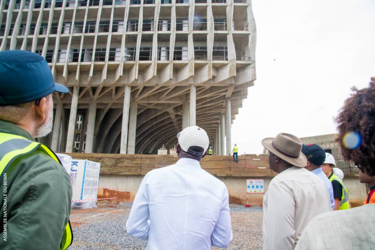 Visite de chantier de l'assemblée nationale par le Chef de l'État et Vlavonou: avec fierté et satisfaction, Talon explore le fruit de son audace et sa rigueur