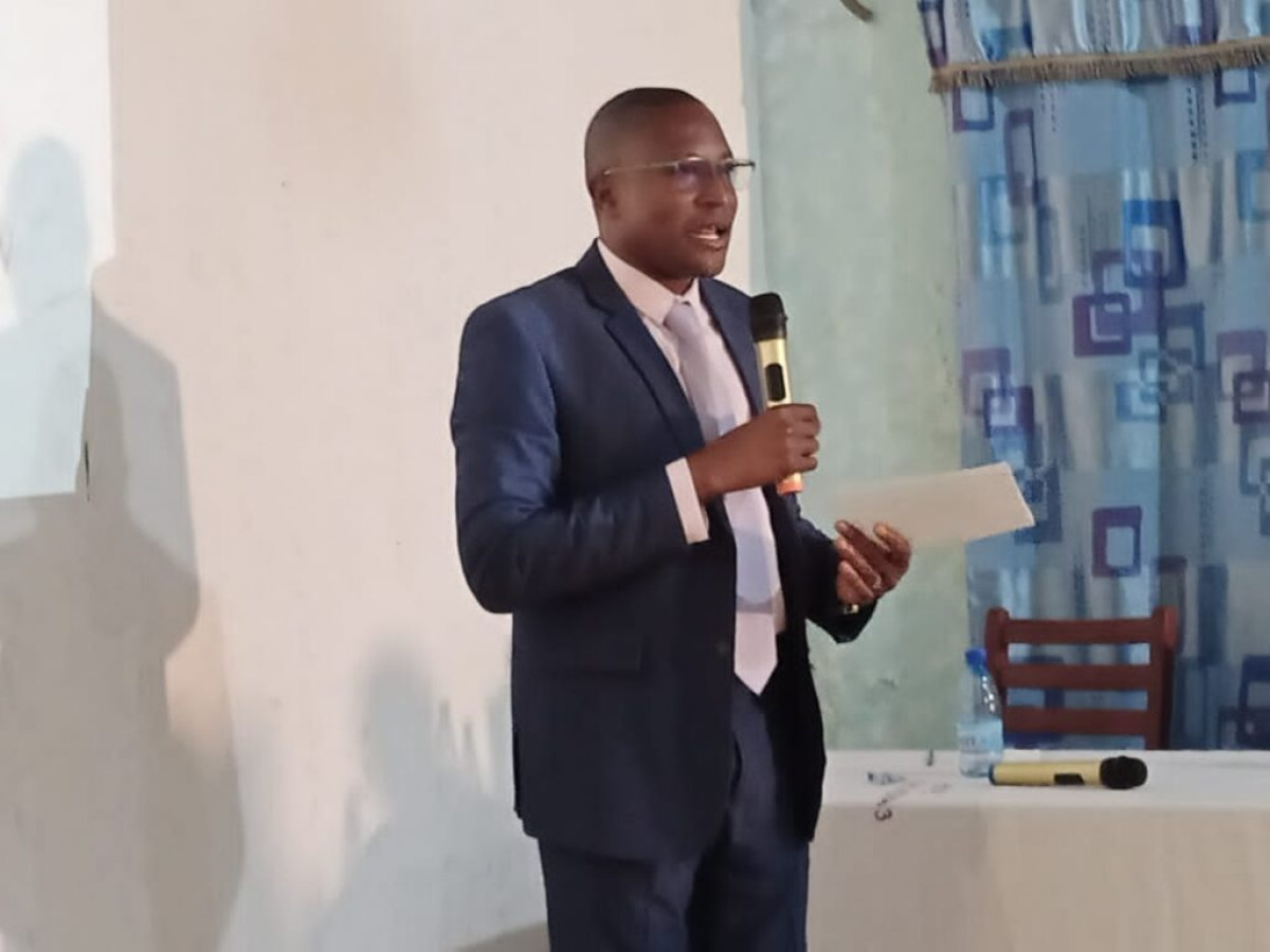 À TRAVERS UNE CONFÉRENCE DÉBAT SUR LA VIE DE COUPLE :  Jérémie Orou dévoile les secrets pour l&rsquo;harmonie conjugale   • Le professeur Eli Tamou, parrain de l&rsquo;événement 