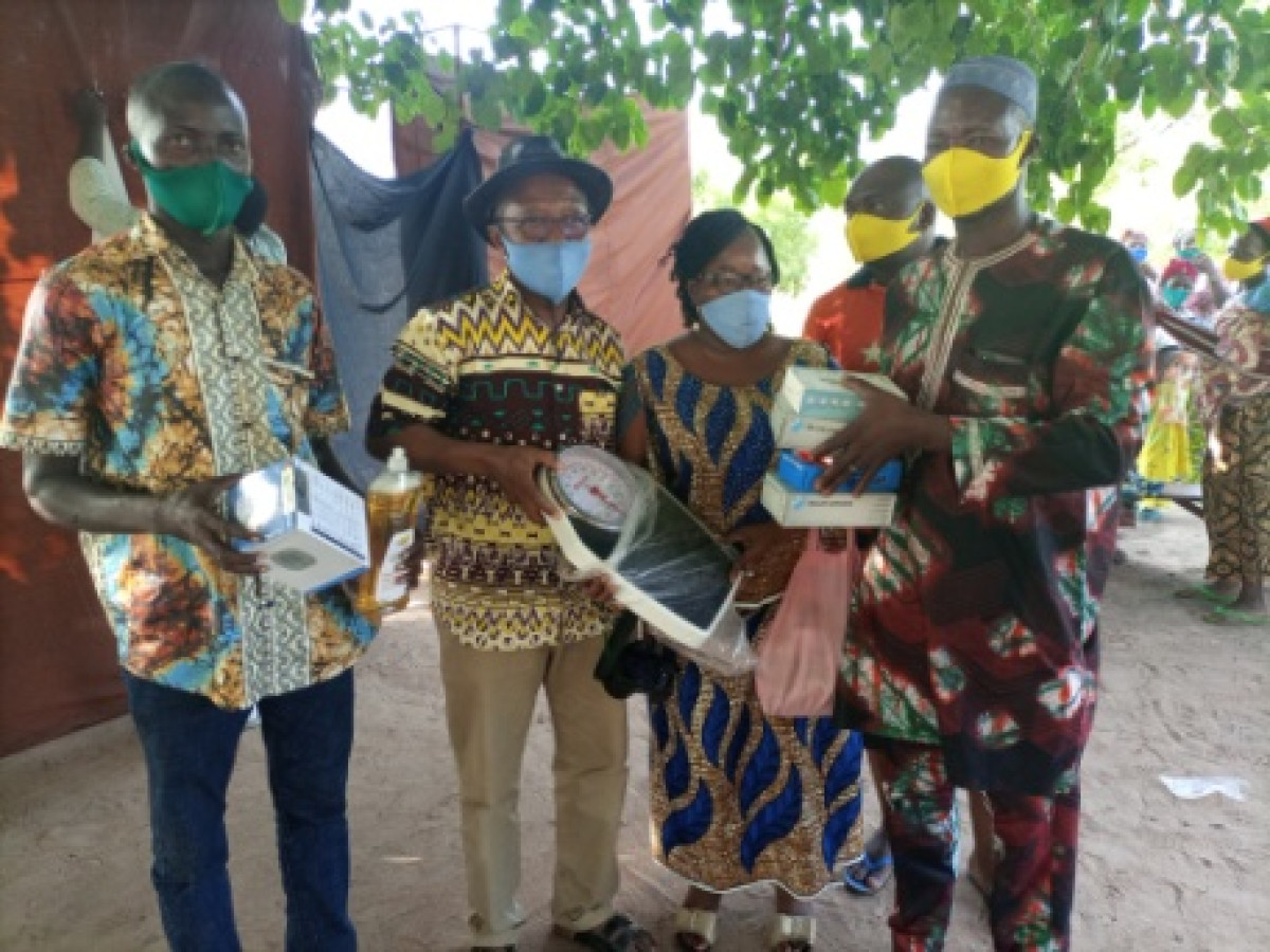 TCHAOUROU/A TRAVERS UNE SEANCE DE SENSIBILISATION : L&rsquo;Ong Gescod outille les populations de Sanson sur les mesures anti-covid . Des équipements sanitaires offerts au centre de santé
