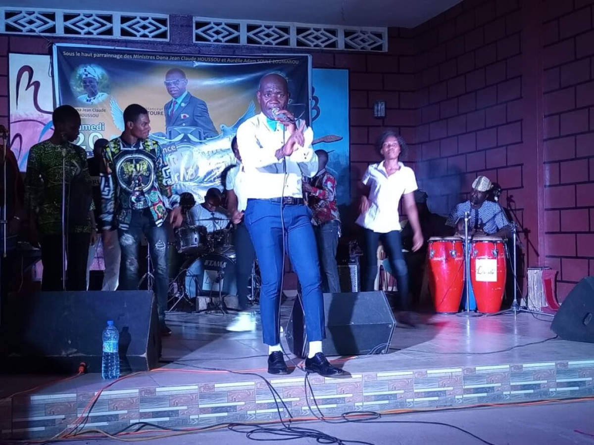 PROJET « AMBIANCE TOUR DE BAR POUR LA PAIX AU BÉNIN » : L&rsquo;artiste Aziz Touré engagé pour une élection présidentielle apaisée