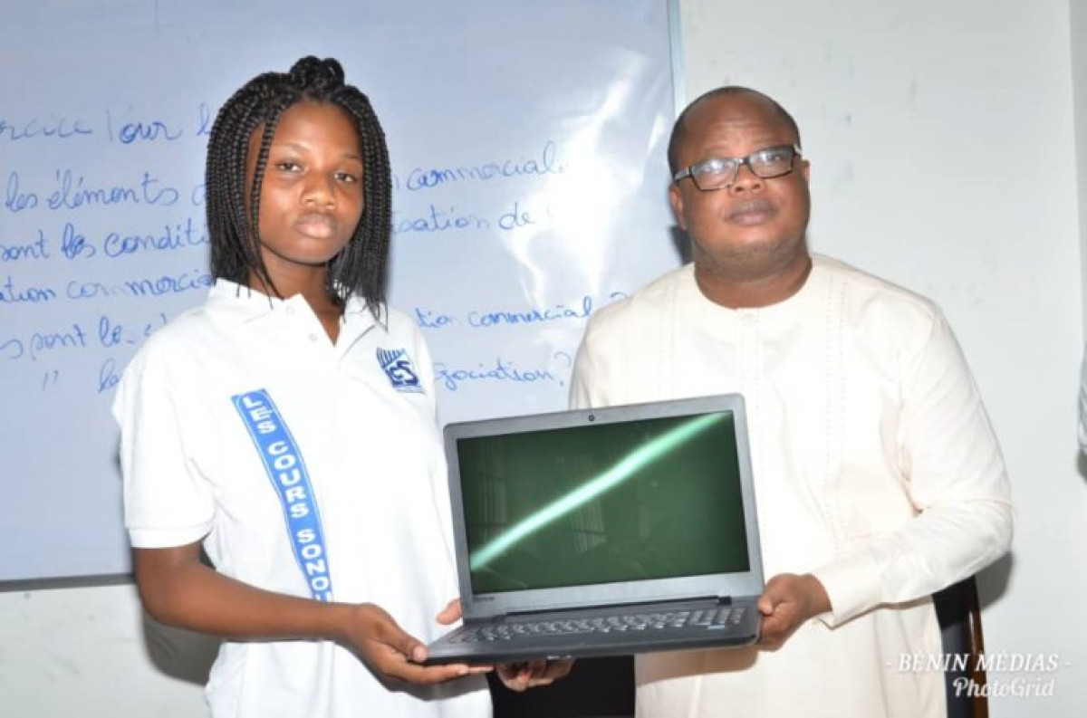 DISTRIBUTION DES ORDINATEURS AUX ÉTUDIANTS DES COURS SONOU :  Le Pdg Fabrice Sonou honore ses engagements