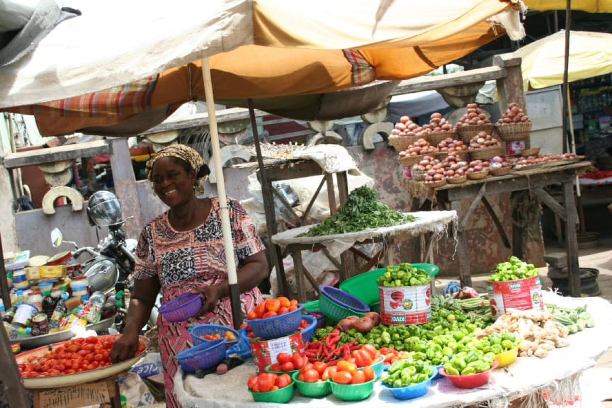 VOULANT CONCRÉTISER SA PROMESSE DU « HAUTEMENT SOCIAL » : Le gouvernement livre les commerçants à la vindicte populaire . Attention!! Oublions la faim et raisonnons