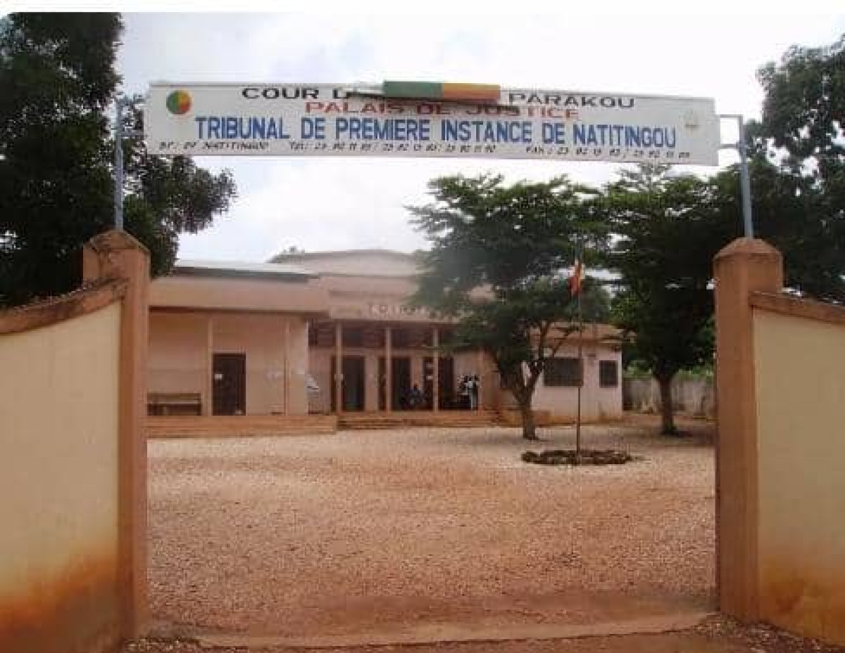 AFFAIRE BAVURE POLICIÈRE À NATITINGOU : 6 mois de prison ferme pour trois policiers et libération de l&rsquo;auteur de la vidéo  . La victime prend six mois de prison avec sursis