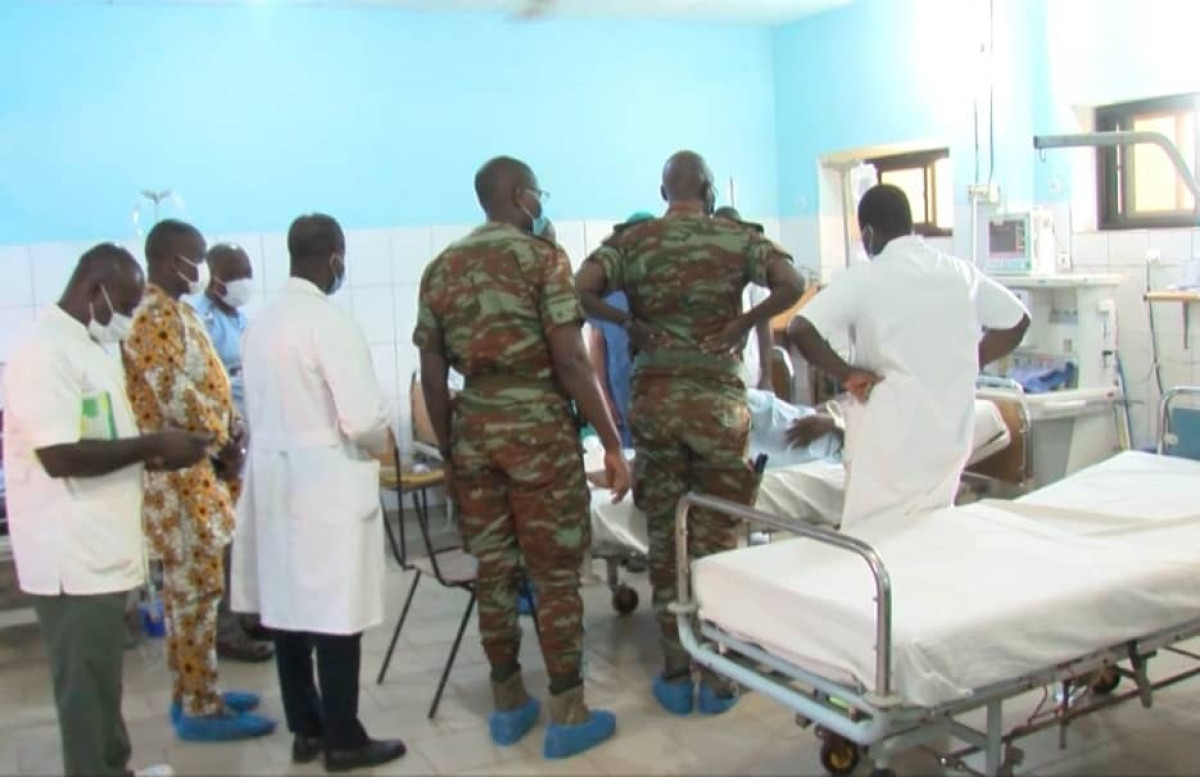 VICTIMES D&rsquo;ATTAQUES DJIHADISTES AU BÉNIN : Le ministre Nouatin rend visite aux soldats blessés