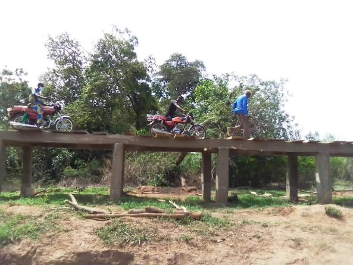 INITIATIVE COMMUNAUTAIRE A SINENDE : Les populations de Kparo réalisent un ouvrage de franchissement de 6 millions . Un signal fort au gouvernement du président Talon